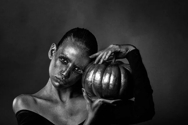 Golden woman with halloween pumpkin — Stock Photo, Image