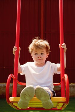 Parlak bak senin saç yapma. Sağlıklı saç bakım alışkanlıkları. Şık saç kesimi ile küçük çocuk. Kısa saç kesimi ile çocuk çocuk. Sarı saçlı küçük bir çocuk. Saç bakım rutin çocuklar. İpucu kökünden sağlıklı saç