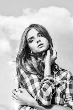 Bulutlu gökyüzü üzerinde güzel kız