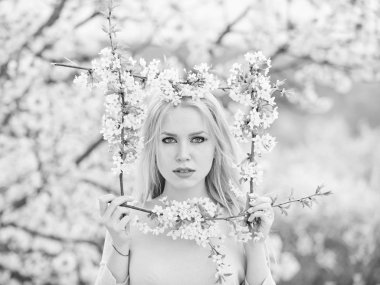 Bahar çiçek çerçeve kiraz bahçesinde bulunan güzel genç kız