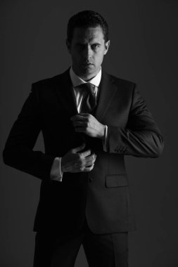 Takım elbiseli yaka tutarak ciddi bir yüz ile işadamı
