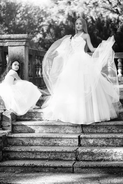 Красива наречена з дівчиною на сходах — стокове фото