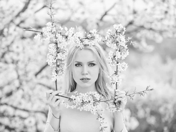 Våren blomma ram i cherry trädgård med vacker ung flicka — Stockfoto