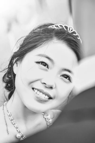 新郎にきれいな花嫁の笑顔 — ストック写真