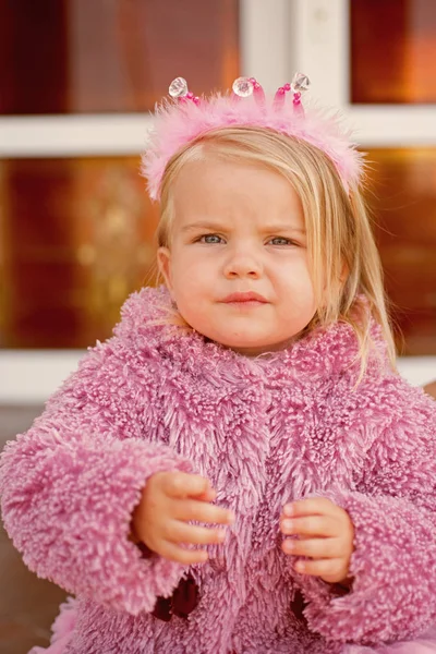 Din inre drottning. Lilla prinsessan. Litet barn slitage hår tiara. Flickor med långa blonda hår. Hår styling tillbehör. Känna sig som en kunglig familj — Stockfoto