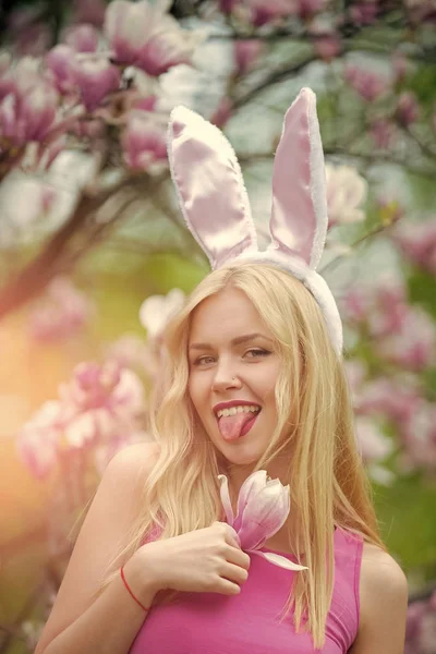 Vrouw of leuk meisje met bunny oren op magnolia — Stockfoto