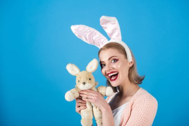 Bahar tatili. Tavşan oyuncak kız. Tavşan tavşan kulakları kadında. Mutlu Paskalyalar. tavşan kulakları oyuncak ile mutlu bir kadın. Yumurtası avı. Paskalya yumurtaları geleneksel gıda olarak. kopya alanı. İnci mutluluk hissediyorum