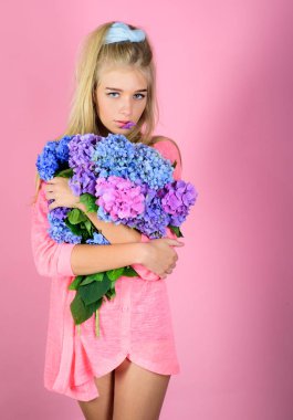 Ortanca çiçek bahar kadınla. yaz makyaj kız. Yaz güzellik. Kadın moda portre. Sağlıklı saç ve cilt. Makyaj kozmetik ve cilt bakımı. Büyük bir zevk