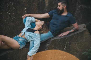 En iyi Romantik tatil çift için. Şehvetli çift tatil gezisinde. Seksi kadın ve doğal peyzaj üzerinde sakallı adam. İki yaz tatilde aşık. Seyahat etmeyi seviyorum