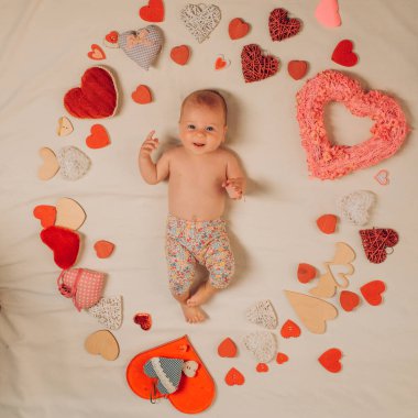 Seni seviyorum. Aile. Çocuk Bakımı. Tatlı küçük bebek. Yeni bir hayat ve Doğum. Seviyorum. Mutlu küçük çocuk portresi. Küçük kız kırmızı kalpler arasında. Çocukluk mutluluk. Sevgililer günü