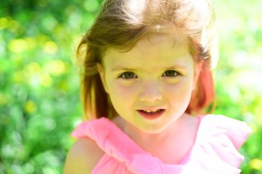 Güneşli bahar, küçük kız. yüz cilt bakımı. çiçekler alerjisi. Küçük çocuk. Doğal güzellik. Çocuk günü. Bahar. hava tahmini. Yaz kız moda. Mutlu çocukluk. Bahar rüzgar zevk