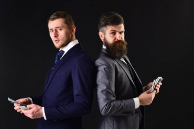 Para ağaçta yetişmiyor. İş ortakları iş görüşmem var. Nakit para ile başarılı iş adamları. Gerçek para ödemeden meşgul adam. İş satın alma sözleşmesi. Para ödeme ve hareketleri