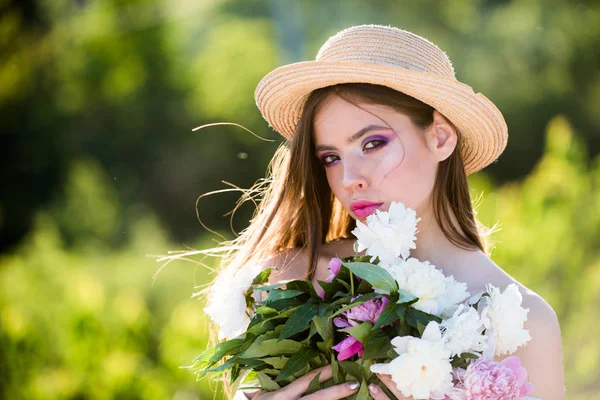 Femme de printemps. Printemps dans son panier. Printemps et vacances. visage et soin de la peau. Voyagez en été. Femme avec un maquillage de mode. Beauté naturelle et thérapie spa. Fille d'été avec les cheveux longs — Photo