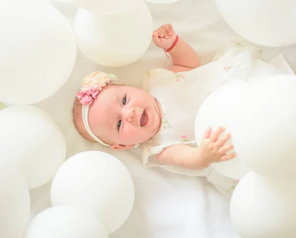 Ren lycka. Familj. Barnomsorg. Barnens dag. Liten flicka. Grattis på födelsedagen. Söta lilla bebis. Nytt liv och födelse. Porträtt av glada lilla barnet i vita ballonger. Barndomen lycka — Stockfoto