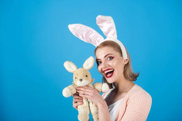 春假。带着野兔玩具的女孩兔子耳朵里的女人复活节快乐。快乐的女人在兔子耳朵与玩具。彩蛋。复活节彩蛋作为传统食物。复制空间。感受幸福 — 图库照片