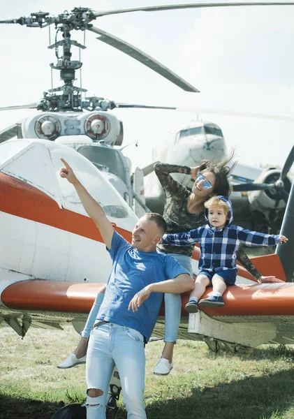 Volo avanti. Tour in elicottero e viaggi. Vacanza in famiglia. Coppia di famiglie con bambino in vacanza. Madre e padre con figlio in elicottero. Viaggio aereo. Mi diverto a viaggiare. Viaggiare in aereo — Foto Stock