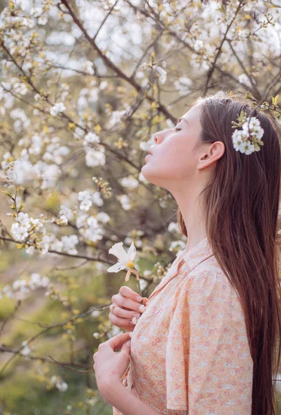 Naturliga skönhet och spa behandling. Sommar flicka med långt hår. Våren kvinna. Blossom. Springtime och semester. ansikts- och hudvård. Resa i sommar. Kvinna med mode makeup. Grön växt — Stockfoto