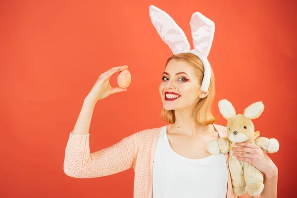 Egg hunt. Paaseieren als traditionele gerechten. Voorjaar vakantie. Meisje met Haas speelgoed. Vrouw in konijn bunny oren. Gelukkige vrouw in bunny oren met speelgoed. Vrolijk Pasen. Pasen diner. kopie ruimte — Stockfoto