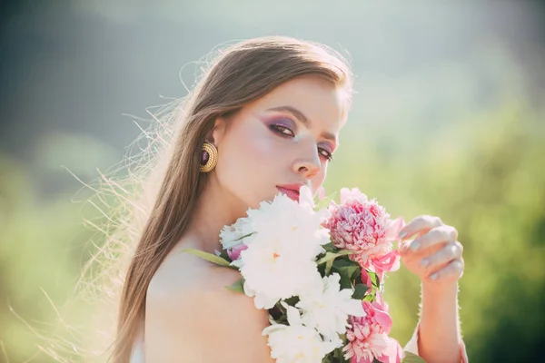 Spring woman. Springtime and vacation. Woman with fashion makeup. face and skincare. Travel in summer. Summer girl with long hair. Natural beauty and spa therapy. Spring in pot — Stock Photo, Image