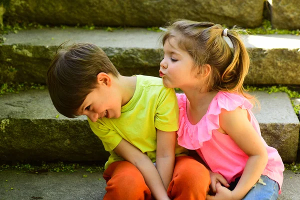 iki küçük çocuk. Erkek ve kız. çocukluk ilk aşk. küçük kız ve erkek merdivenlerde. İlişkiler. yaz tatili ve tatil. arkadaşlarım, dostluk ve aile değerleri. Seni seviyorum
