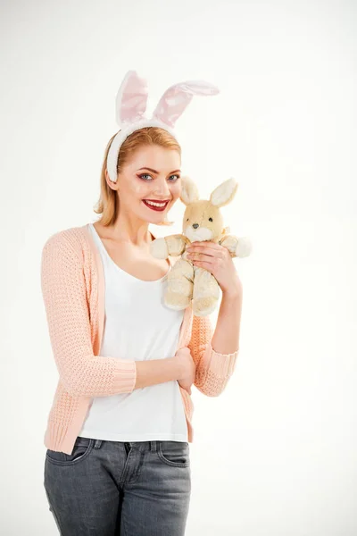 Tavşan tavşan kulakları kadında. Bahar tatili. Tavşan oyuncak kız. tavşan kulakları oyuncak ile mutlu bir kadın. Mutlu Paskalyalar. Yumurtası avı. Paskalya yumurtaları geleneksel gıda olarak. Paskalya vibes — Stok fotoğraf