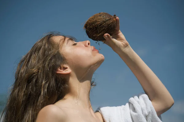 Чистое питание. Женщина увлажняет кожу кокосовым кремом. кокосовое молоко. пить пляжный коктейль. женщина пьет кокосовый сок. летние каникулы. Производство кокосового масла — стоковое фото