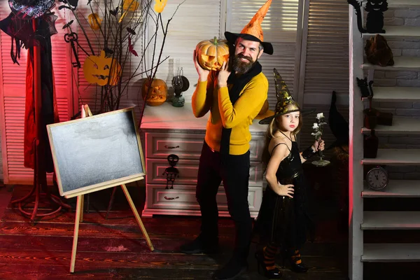 Une petite fille fête Halloween avec son père. Petite fille et père profitent de la nuit d'Halloween à l'école. Saluez tout le monde pour Halloween. Boo parce que c'est Halloween — Photo