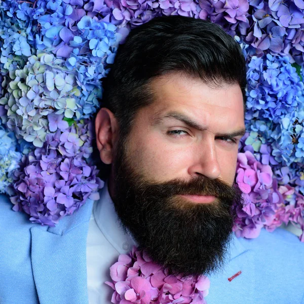 Bärtiger Mann. Sommer. Brutaler kaukasischer Hipster mit Schnurrbart. Männchen mit Hortensienblüten. Frühling. Frauentag. Reifer Hipster mit Bart. gesunde Haare und Haut. ehrgeizig und ansehnlich — Stockfoto