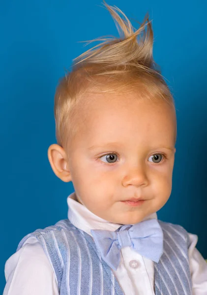 Un taglio perfetto. Bambino ragazzo con eleganti capelli biondi. Sane abitudini di cura dei capelli. Bambino piccolo con un taglio di capelli disordinato. Piccolo ragazzo con taglio di capelli alla moda. Prodotti per parrucchieri — Foto Stock