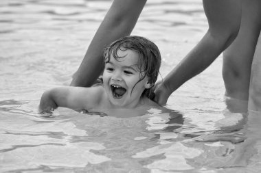 Şirin bebek çocuk anneler yardım ile yüzmeyi öğrenir