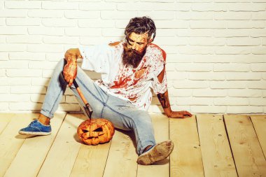 Cadılar Bayramı zombi kabak ve balta ile kanlı adam sakallı