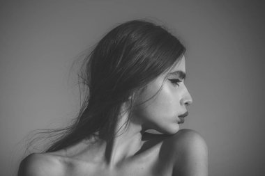 Zarif saç modeli ile zarif lüks kadın portresi kadar yakın, parlak kırmızı dudaklar kadar yapmak.