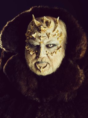 Adam dragon cilt ve gri sakal