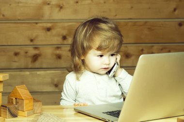 Bilgisayar, mutlu çocuk