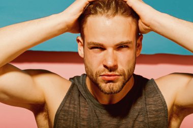 Saç kesimi kavramı. Yakışıklı adam dokunmatik saç saç kesimi. Şık saç kesimi olan adam. Yeni saç kesimi ile genç bir adam. Saç için daha az seviyorum