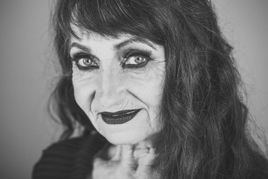 Yaşlı kadın siyah saçlı, derin kırışıklıkları ile