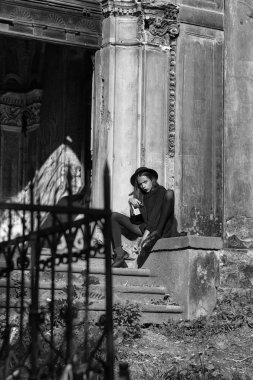 eski Binası yakınındaki moda kadın