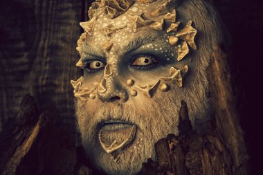 Dragon cilt ve sakallı yüzü olan adam