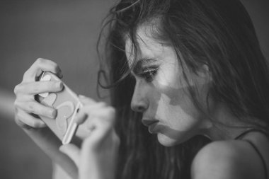 Genç kadın kullanım cep telefonu, 4g, 3g