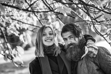 Sonbahar parkında genç bir çift