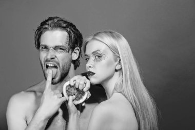 Yaz, greyfurt kadın yakınındaki insanın elinde çifte