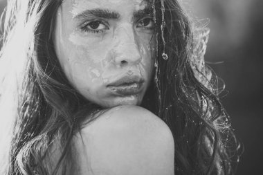 Bal tatlı veya nektar kadının yüzünde. Bal doğal organik yüz maskesi. Güzellik ve moda, sugaring. Diyet sağlıklı mükemmel cilt ve Cilt Bakımı tedavisi. Kadın balmumu maske, kozmetik ve spa.