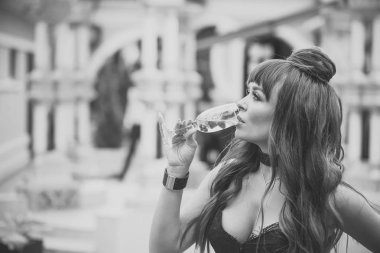 Açık havada cam şarap içme kadın
