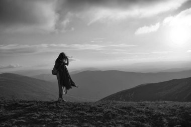 Sırt çantası ile güzel kız uzun yürüyüşe çıkan kimse