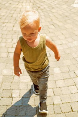 İyi çocuk bakımı vermek için güçlü olmak. Erkek bebek. Küçük bebek kreş üzerinde. Küçük bebek yürüme açık. Çocuk Sağlığı ve büyüme iyileştirilmesi. Duygusal ve fiziksel büyüme. Erken çocuk sağlık