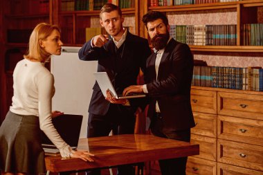 Internet sörf kavramı. Üniversite öğrencileri internet sörf dizüstü bilgisayarda gerçekleştirin. Grup öğrenci araştırma için sörf Internet kullanın. İçiniz rahat olsun zevk ve ne zaman dalga köpüğü enterne güvenli kalmak