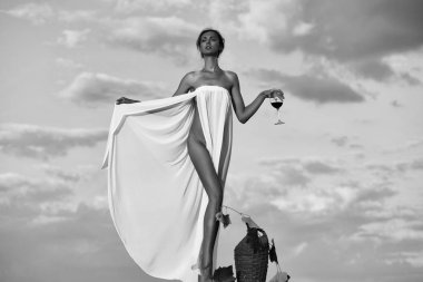 Gökyüzünde şarap şişesi olan güzel kız.