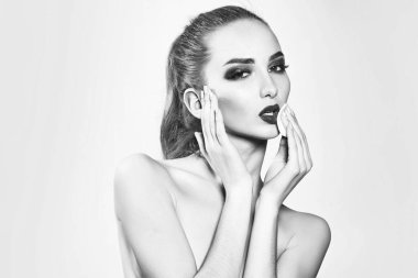 Genç kız makyaj kaldırma