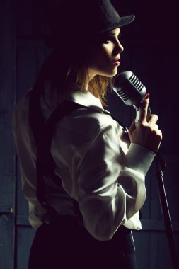 Retro kadın mikrofon ile