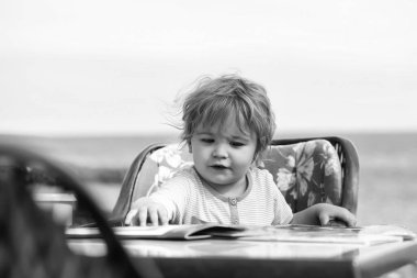 Menü kartı şirin bebek çocuk okur